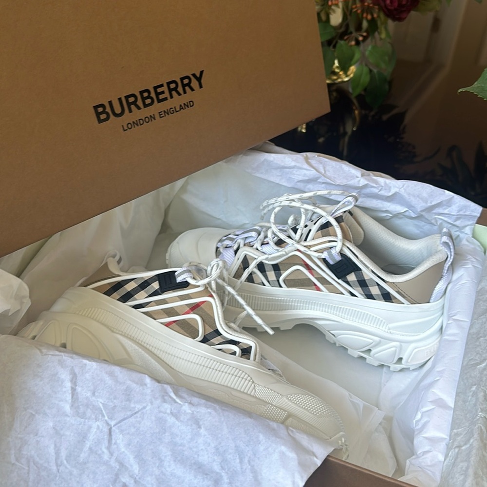 Burberry Arthur Vintage Check & Leather Sneakers | Mint | Street Style Luxury ๐ - Picture 16 of 17